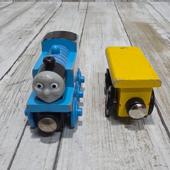 Learning Curve Other - Thomas & Friends Wooden Railway Thomas Engine and Yellow Cargo Car 2001 1501WJ00
